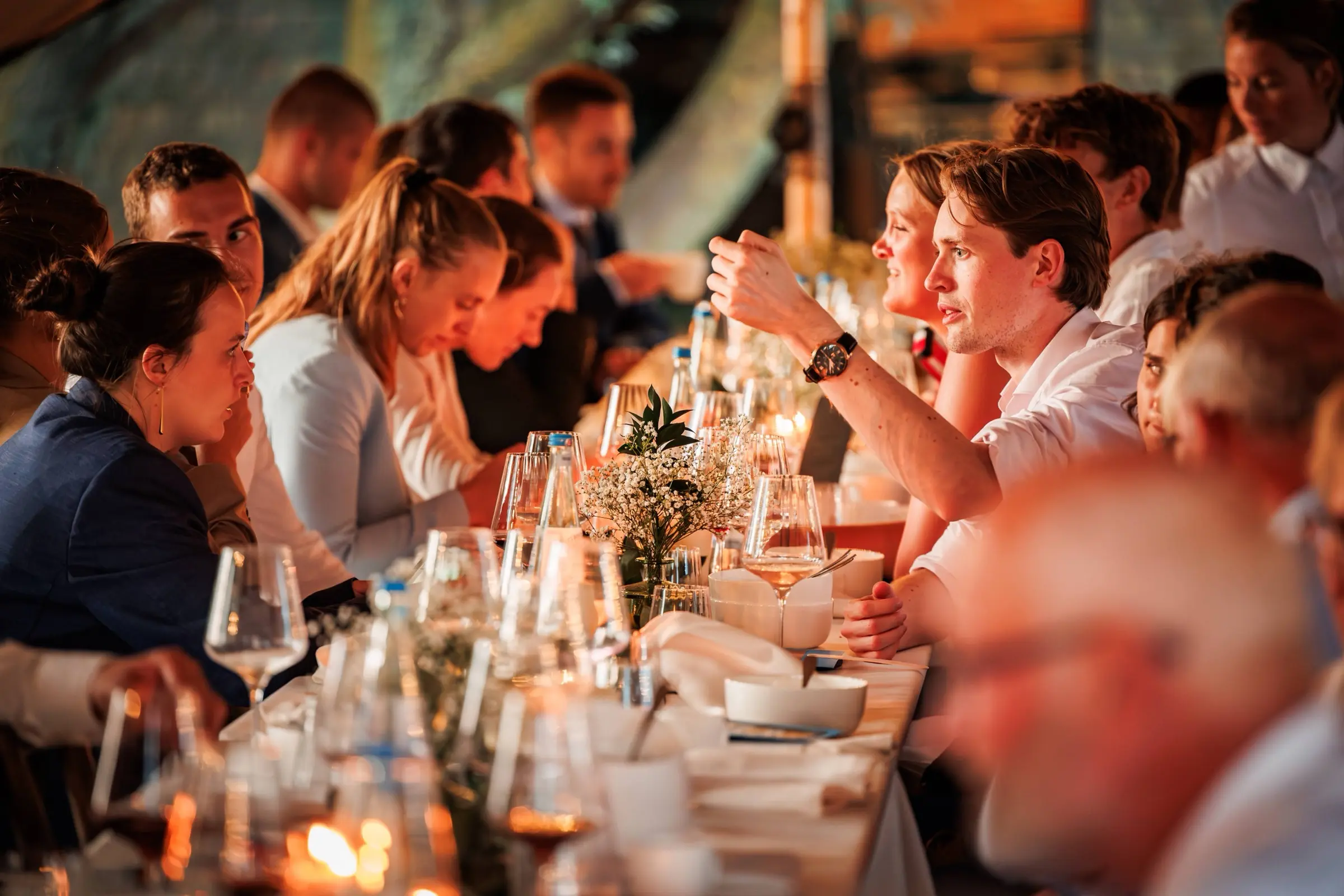 Elegant gedekte bruiloftstafel tijdens golden hour