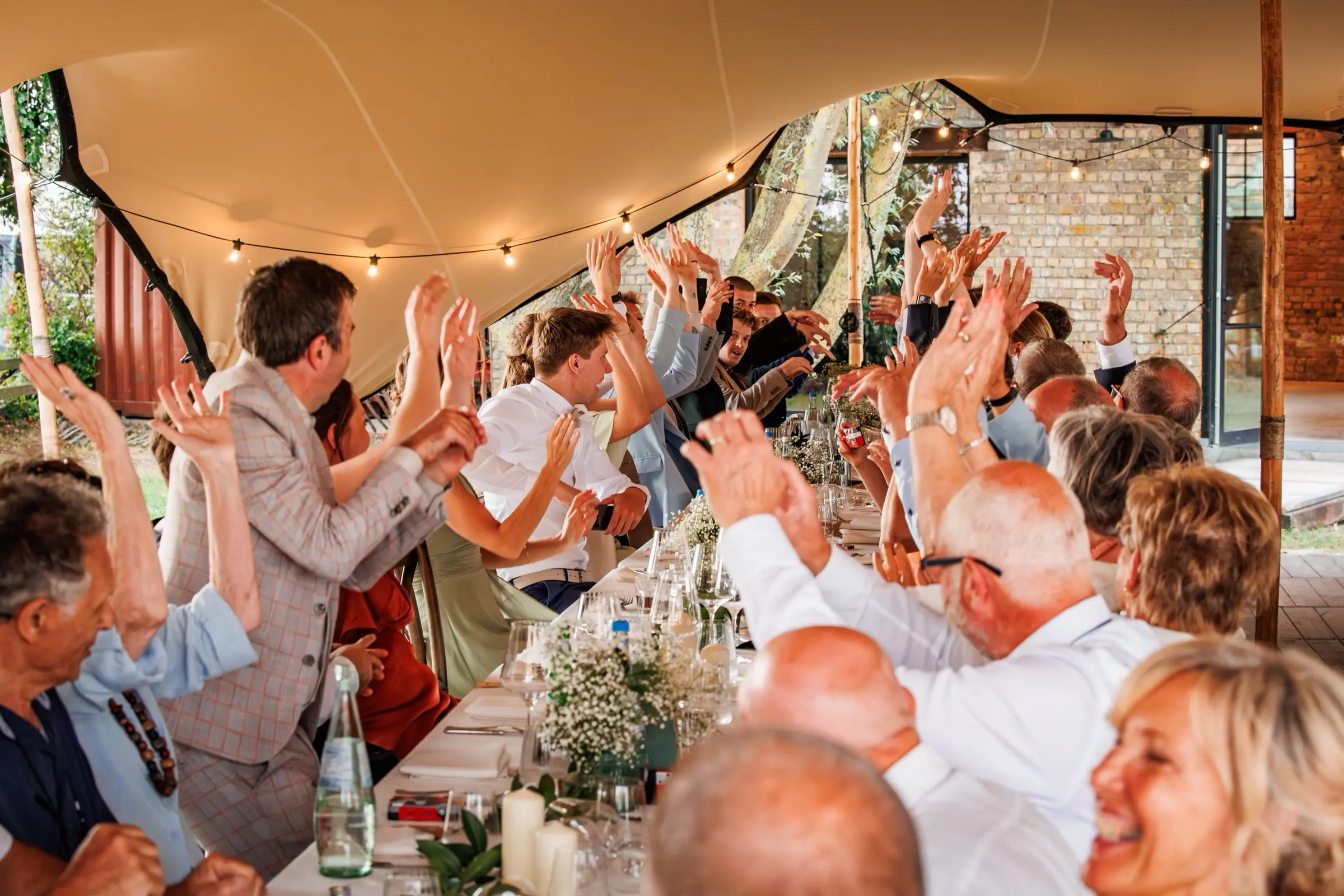 Feestelijke bruiloft receptie met gasten en decoratie