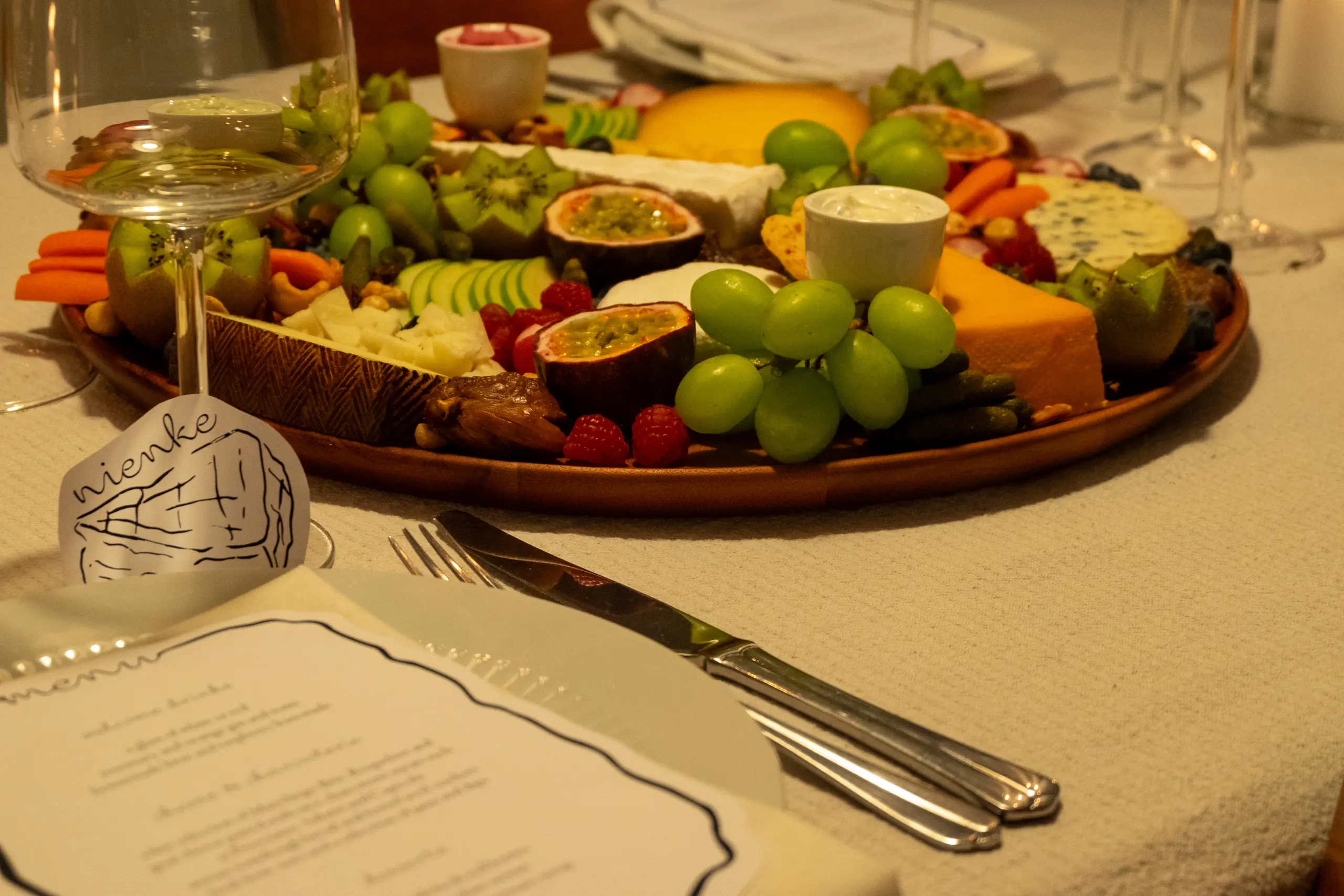 Verfijnde tafelstyling met bloemen en kaarsen