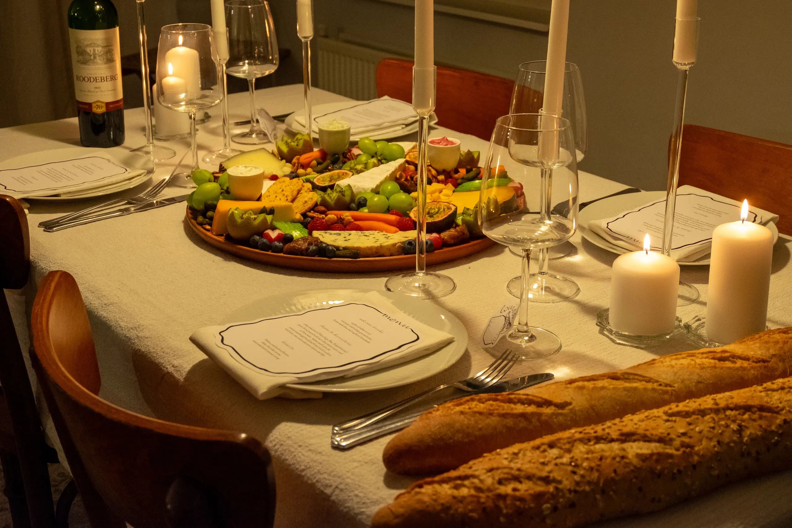 Detail van tafelopstelling met glaswerk