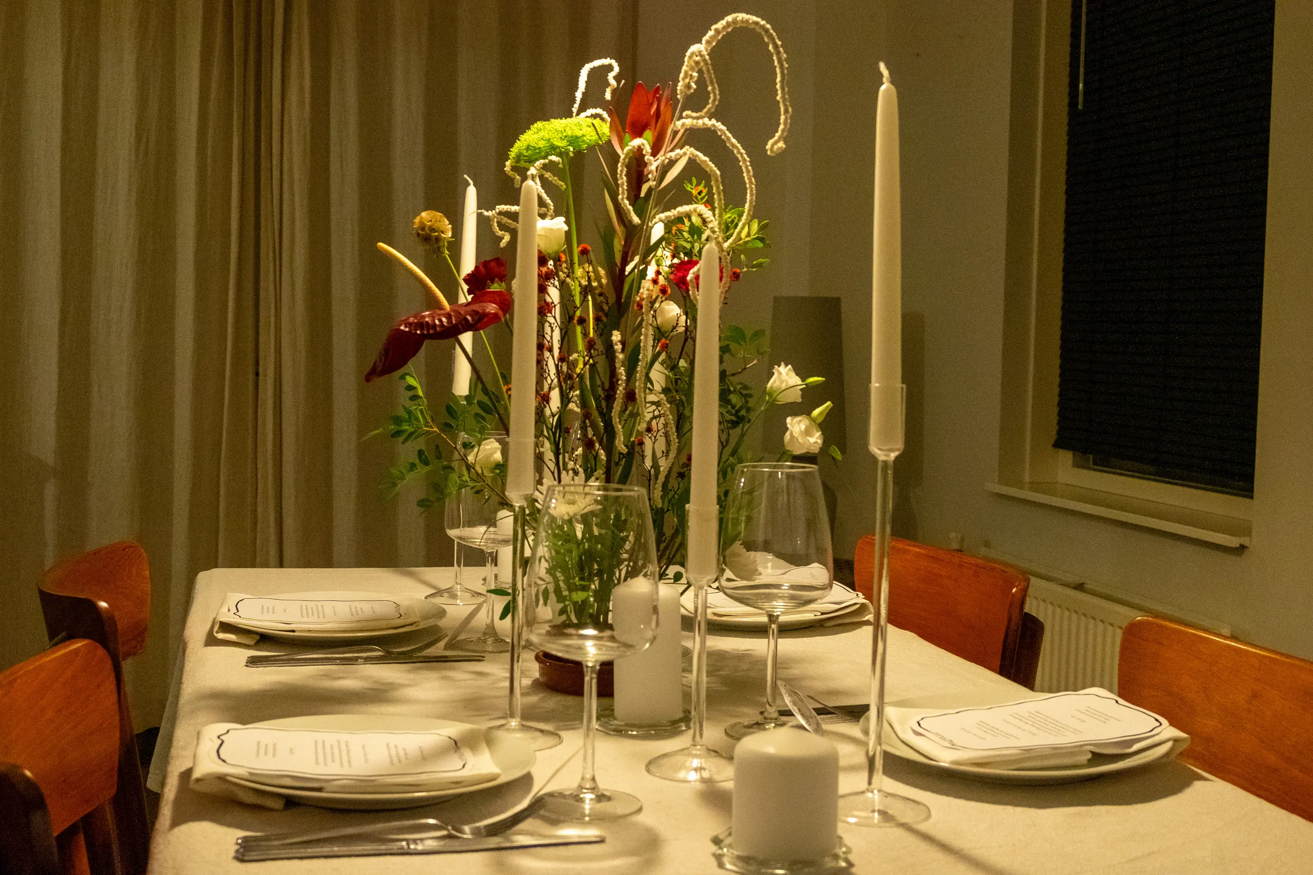 Culinaire presentatie op tafel