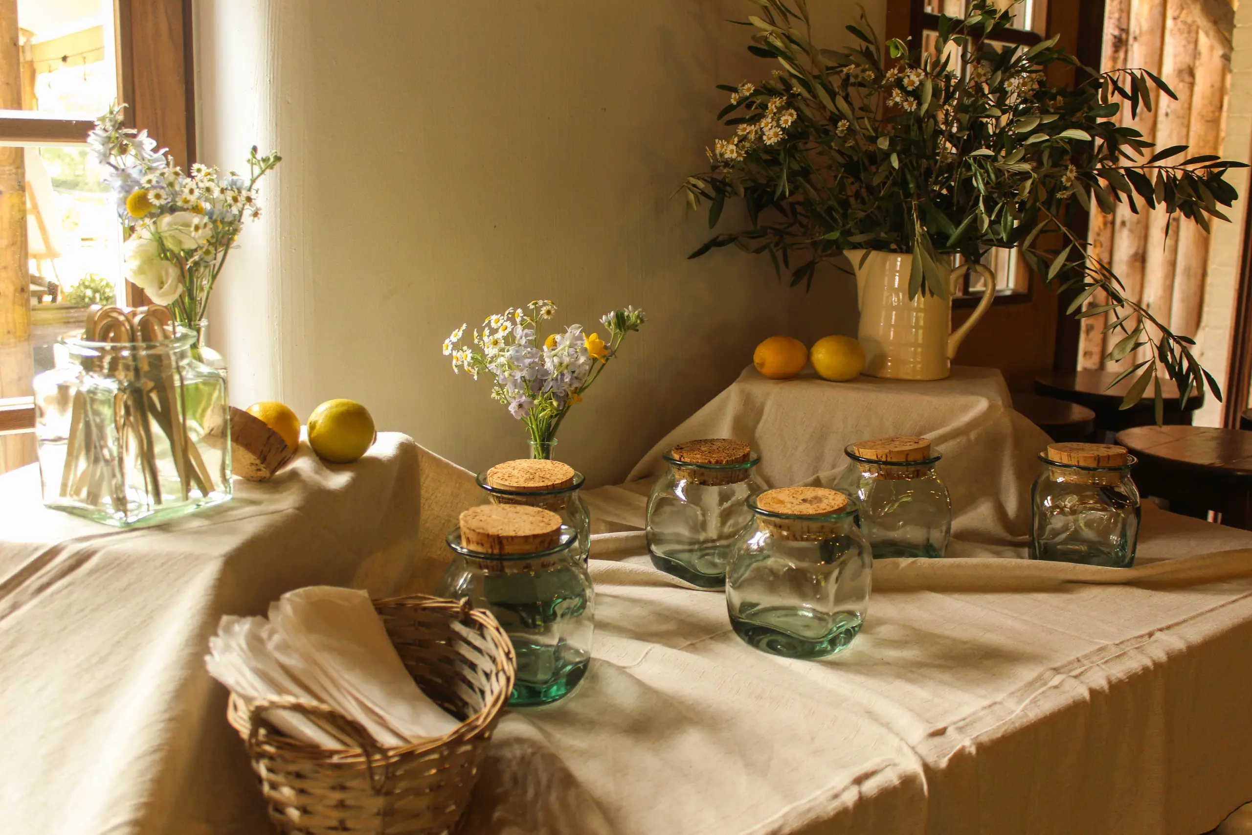 Styling met glazen potten, bloemen en citroenen