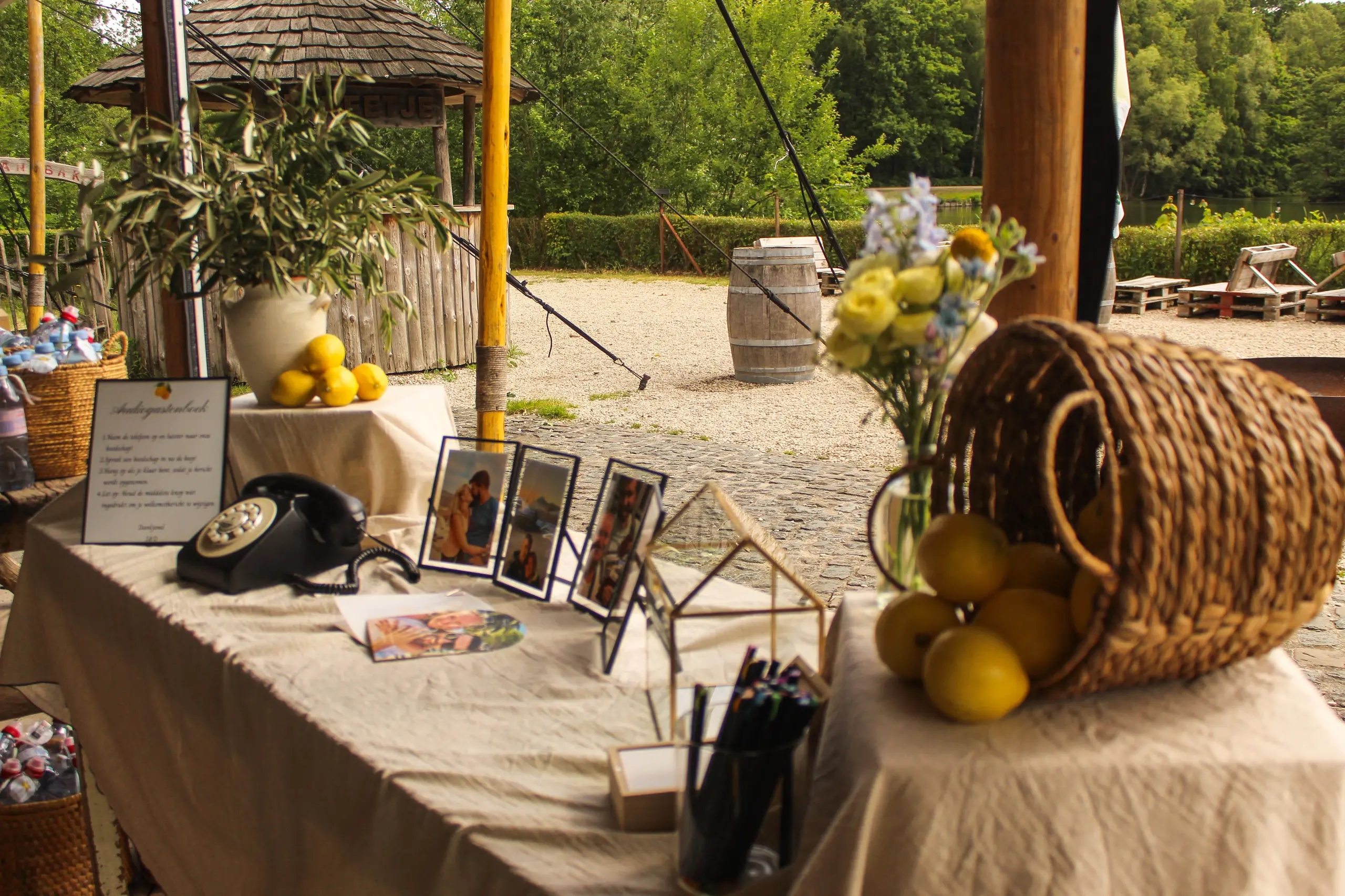 Sfeervolle styling tafel met foto's en citroenen aan het water